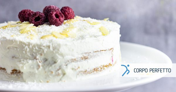Torta Raffaello con frutti a bacca